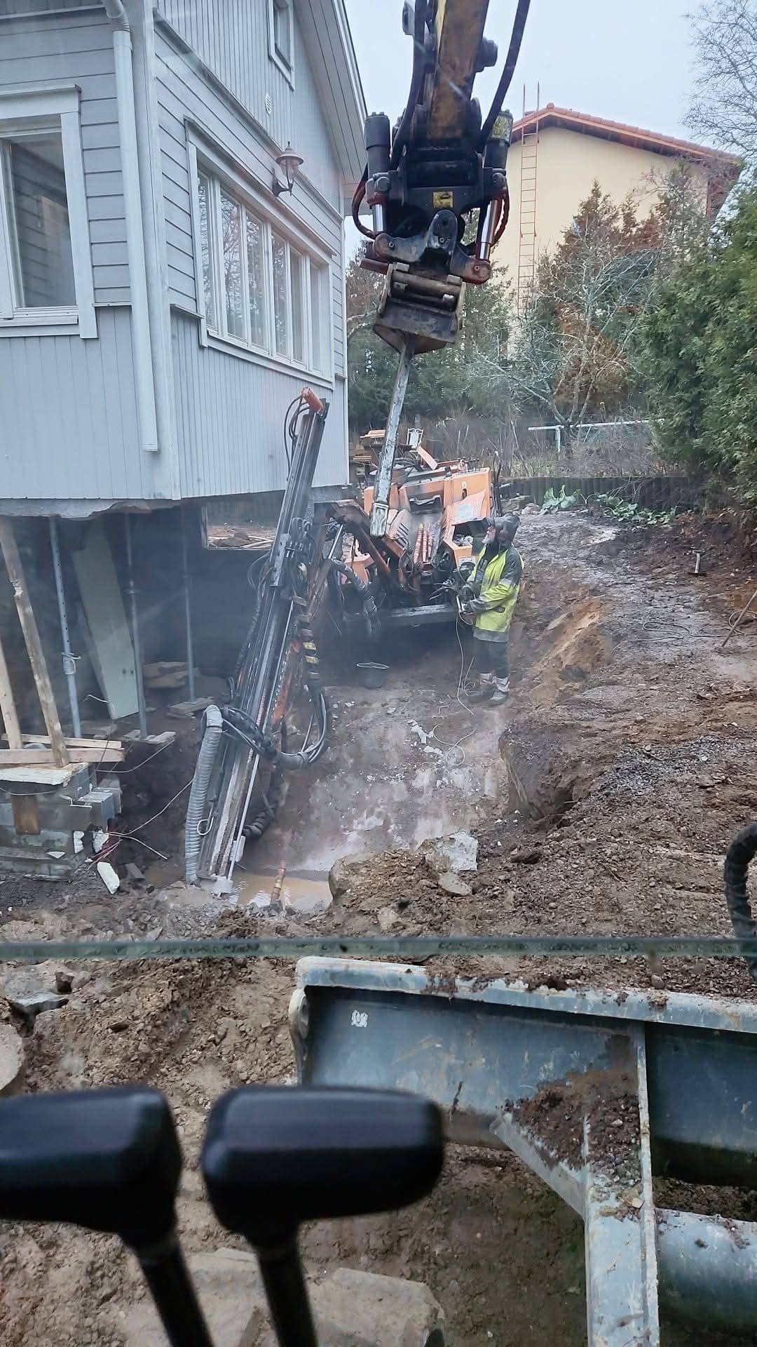 Maa KIVA Oy:n tiimi töissä